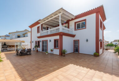 Elegant Villa in central San Pedro! With 3 separate apartments and garage for 10 cars.