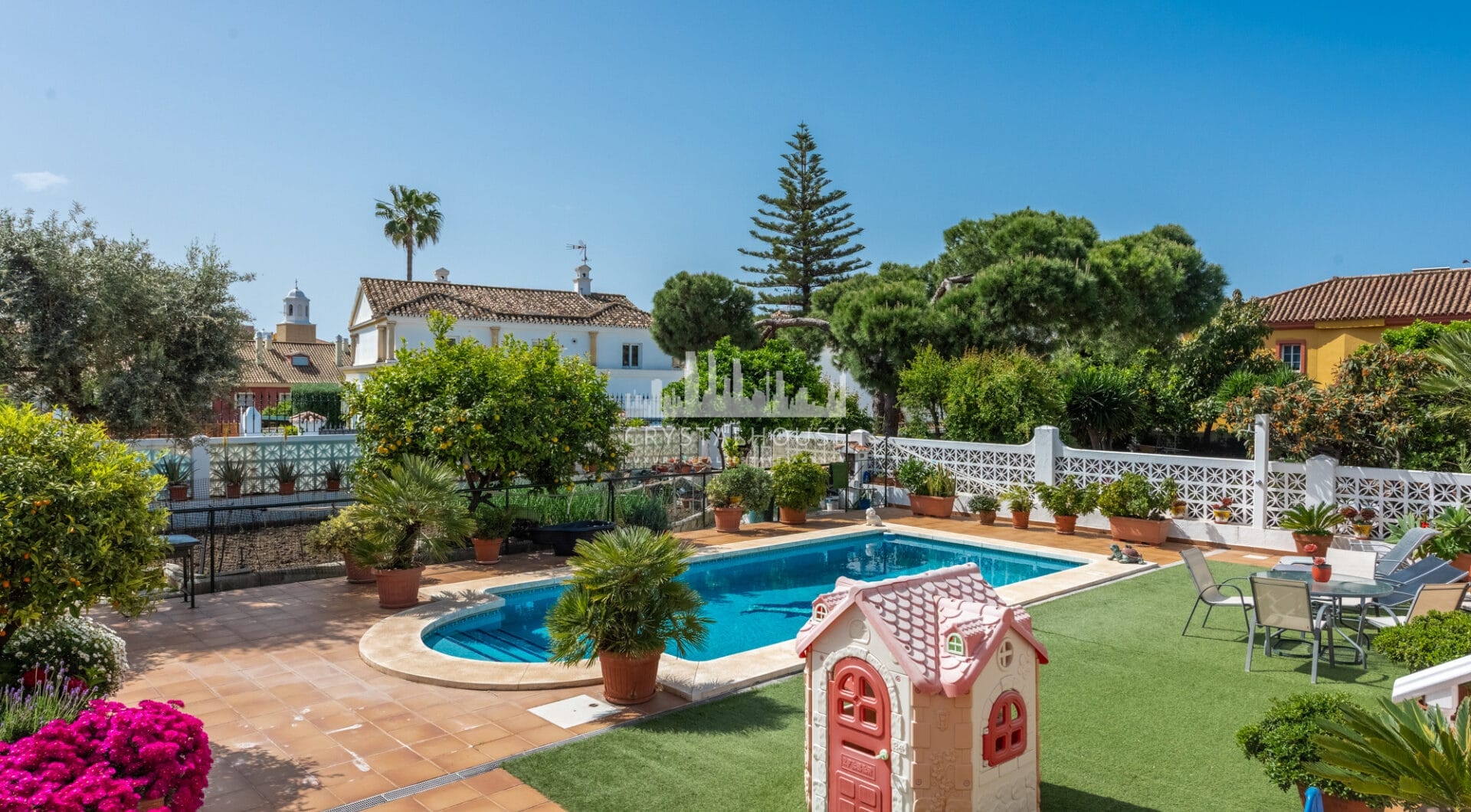 Elegant Villa in central San Pedro! With 3 separate apartments and garage for 10 cars.