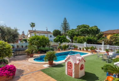 Elegant Villa in central San Pedro! With 3 separate apartments and garage for 10 cars.