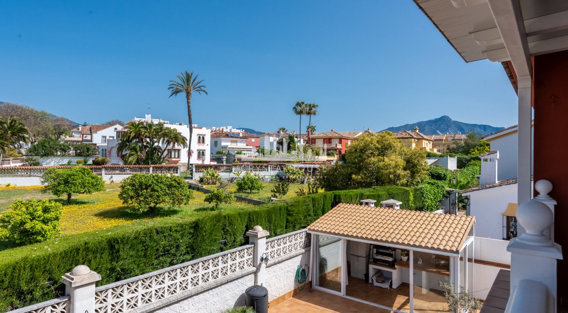 Elegant Villa in central San Pedro! With 3 separate apartments and garage for 10 cars.