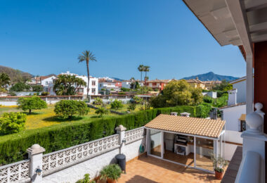 Elegant Villa in central San Pedro! With 3 separate apartments and garage for 10 cars.