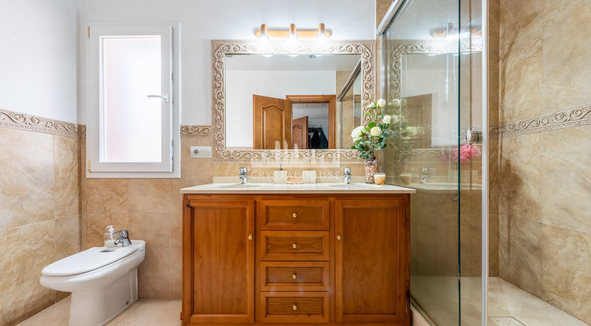 Elegant Villa in central San Pedro! With 3 separate apartments and garage for 10 cars.