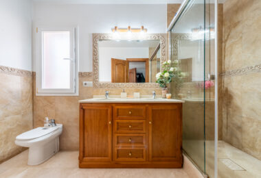 Elegant Villa in central San Pedro! With 3 separate apartments and garage for 10 cars.