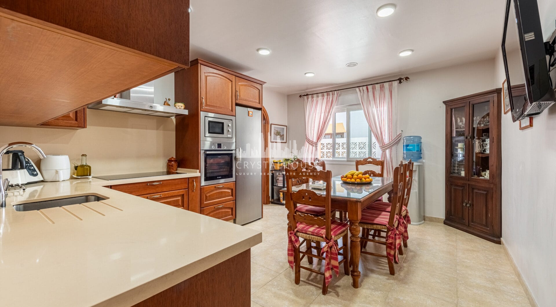 Elegant Villa in central San Pedro! With 3 separate apartments and garage for 10 cars.