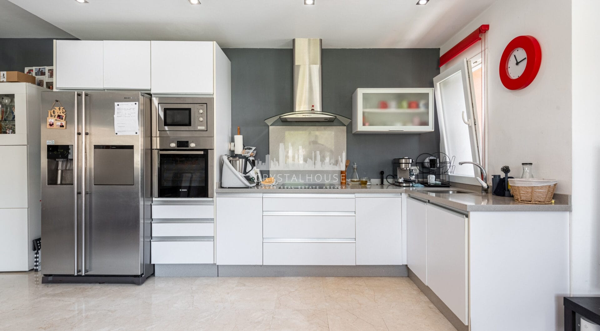 Elegant Villa in central San Pedro! With 3 separate apartments and garage for 10 cars.