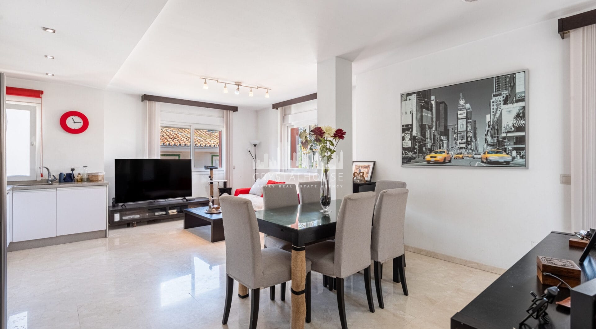 Elegant Villa in central San Pedro! With 3 separate apartments and garage for 10 cars.