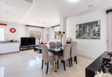 Elegant Villa in central San Pedro! With 3 separate apartments and garage for 10 cars.