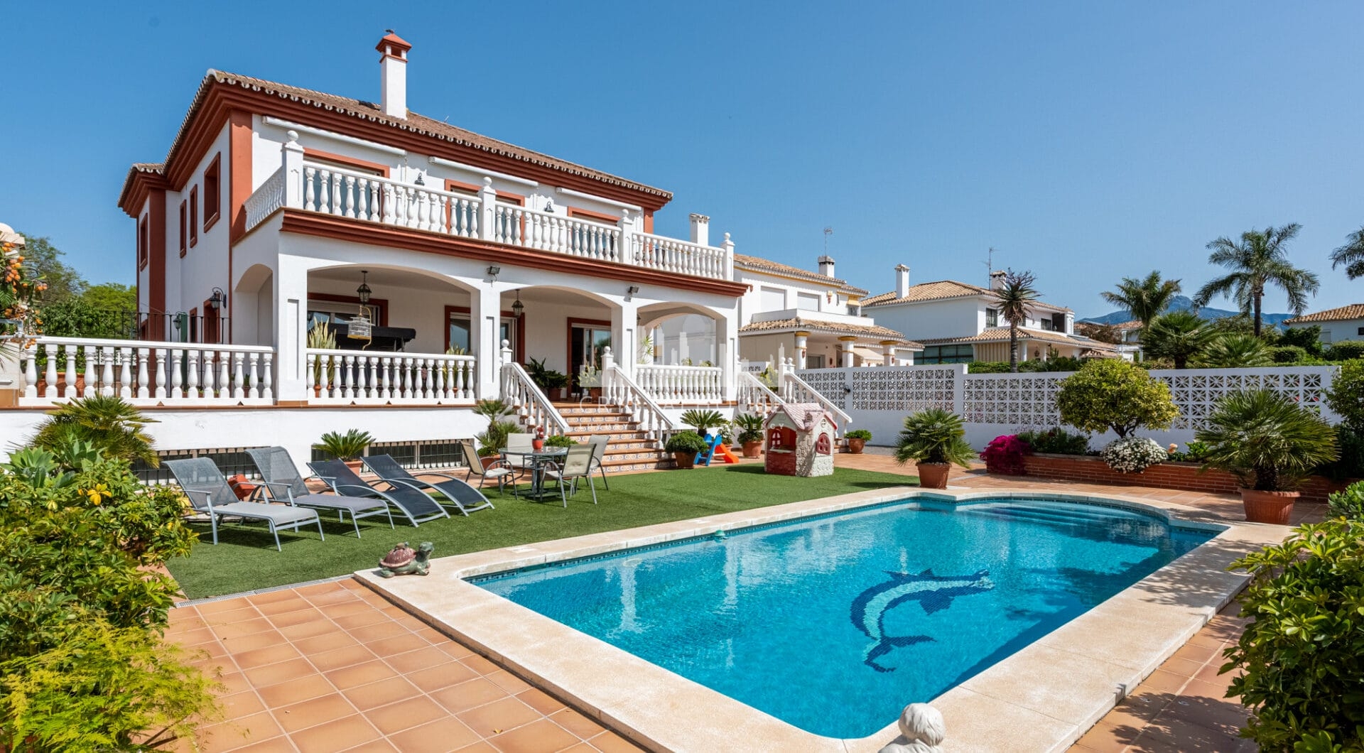 Elegant Villa in central San Pedro! With 3 separate apartments and garage for 10 cars.
