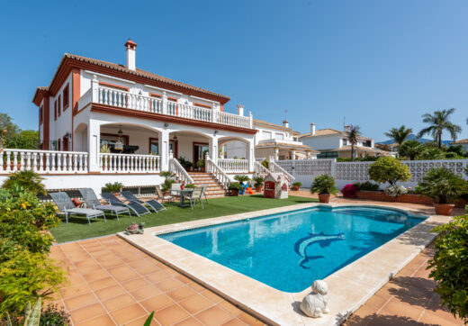 Elegant Villa in central San Pedro! With 3 separate apartments and garage for 10 cars.