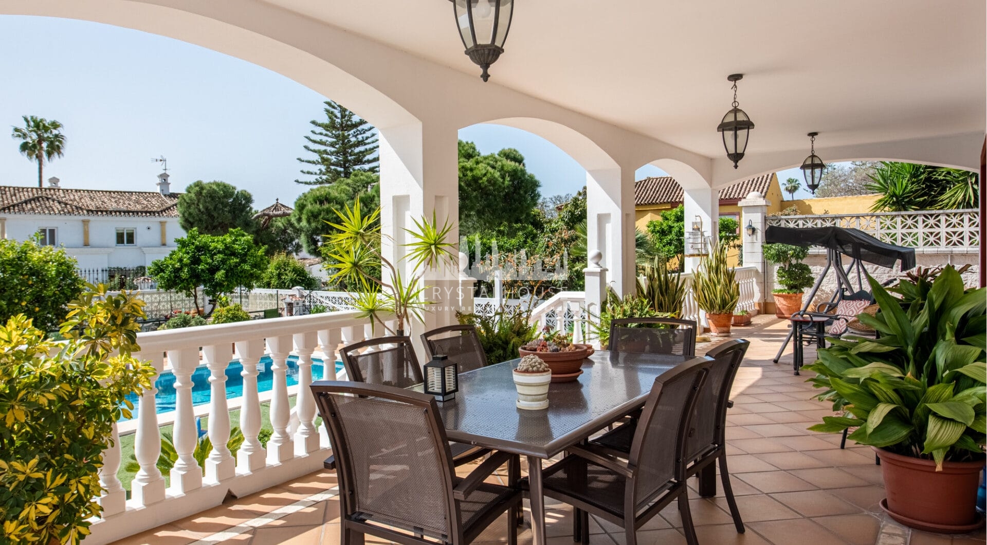 Elegant Villa in central San Pedro! With 3 separate apartments and garage for 10 cars.
