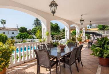 Elegant Villa in central San Pedro! With 3 separate apartments and garage for 10 cars.