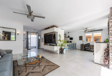 Modern Beachside Villa with Sea Views – New Golden Mile, Estepona