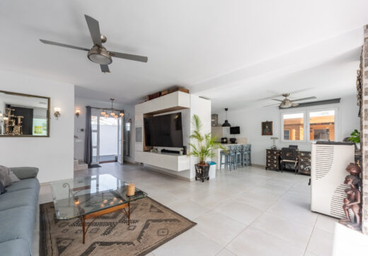 Modern Beachside Villa with Sea Views – New Golden Mile, Estepona
