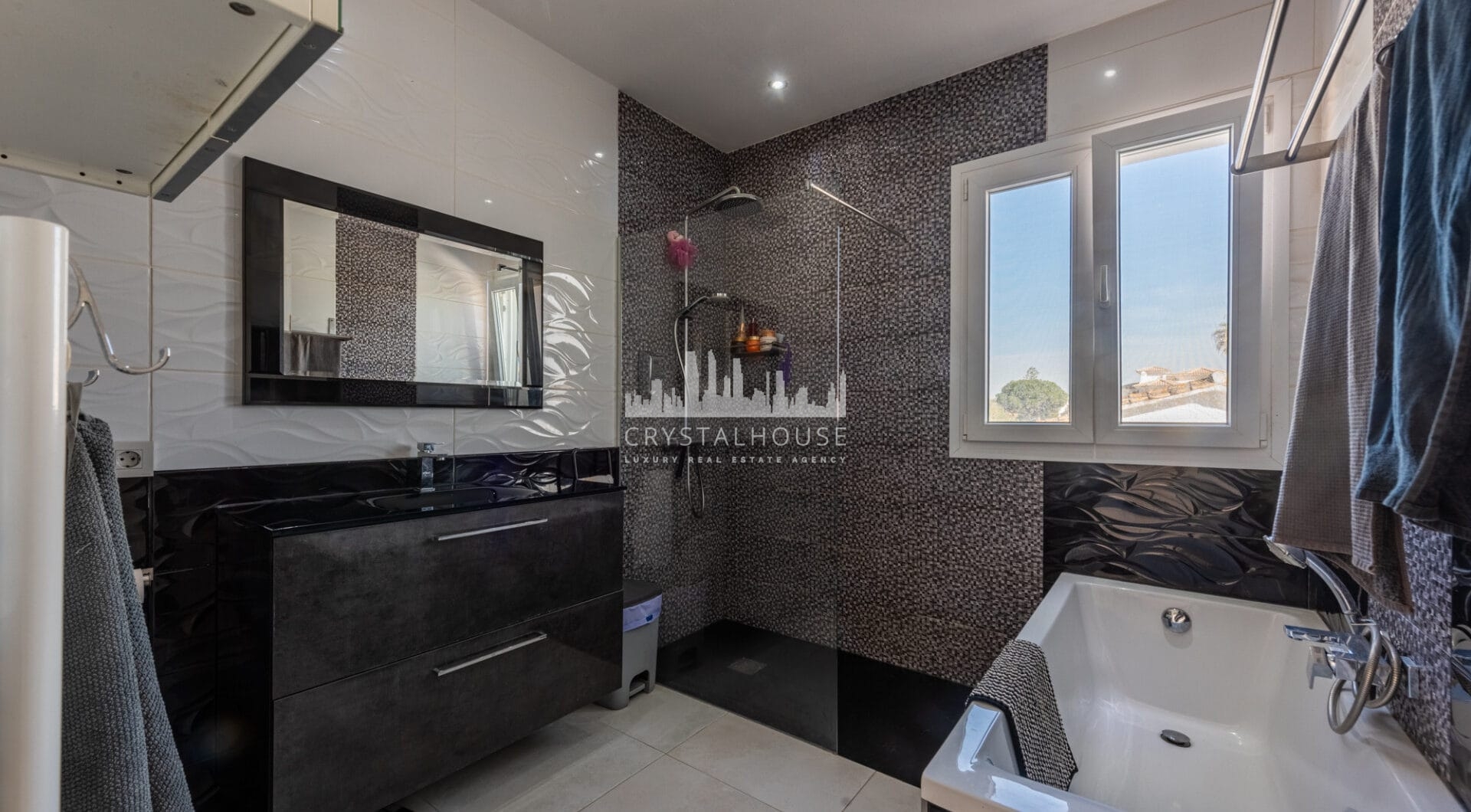 Modern Beachside Villa with Sea Views – New Golden Mile, Estepona