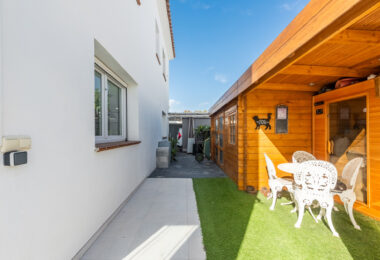 Modern Beachside Villa with Sea Views – New Golden Mile, Estepona