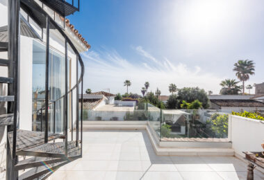 Modern Beachside Villa with Sea Views – New Golden Mile, Estepona