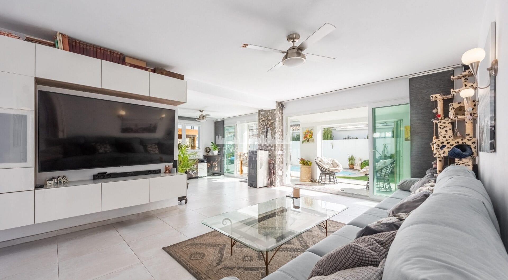 Modern Beachside Villa with Sea Views – New Golden Mile, Estepona