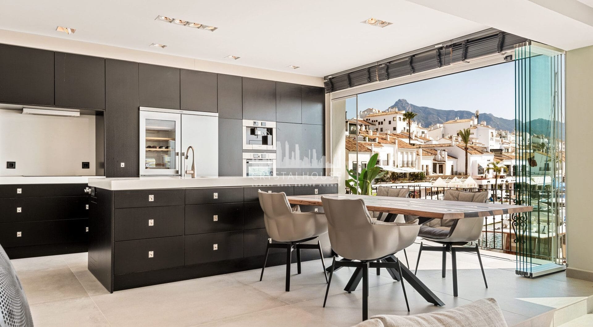 Luxury Renovated Frontline Apartment with Panoramic Views in Benabola, Puerto Banús