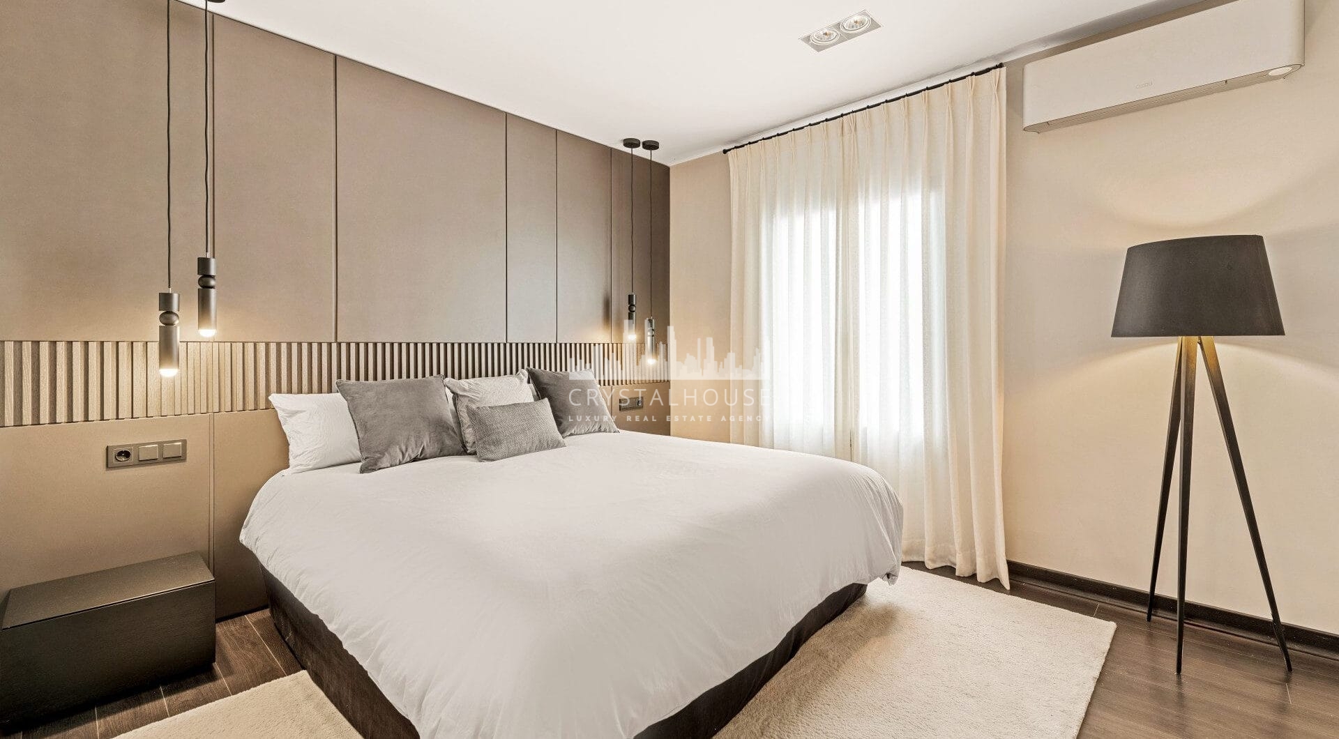 Luxury Renovated Frontline Apartment with Panoramic Views in Benabola, Puerto Banús