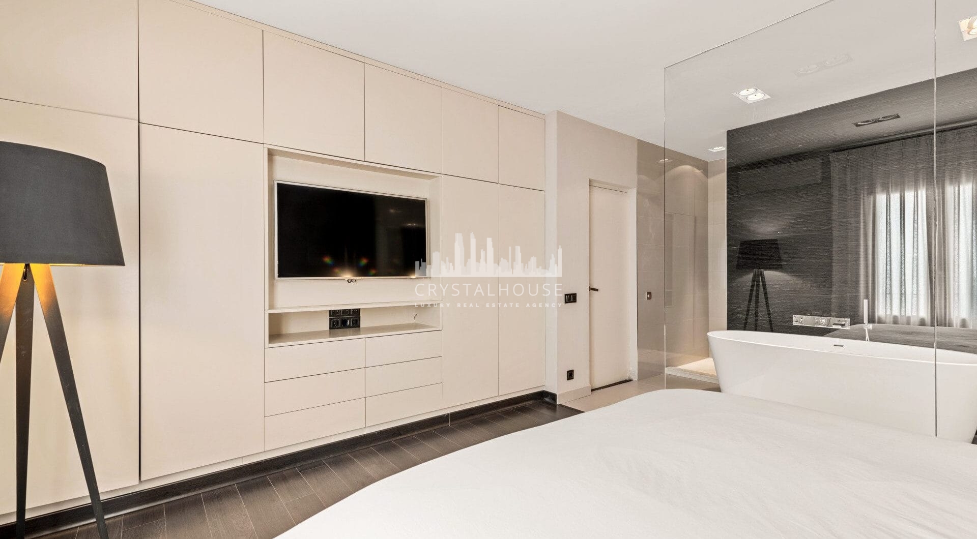 Luxury Renovated Frontline Apartment with Panoramic Views in Benabola, Puerto Banús