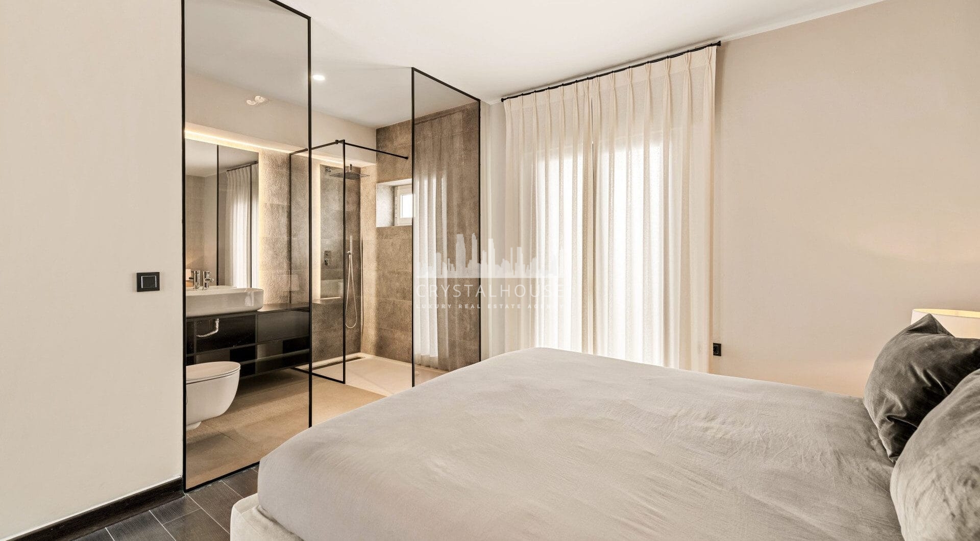 Luxury Renovated Frontline Apartment with Panoramic Views in Benabola, Puerto Banús