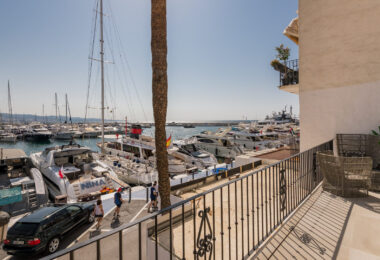 Luxury Renovated Frontline Apartment with Panoramic Views in Benabola, Puerto Banús