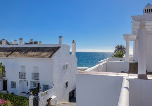 Live frontline beach in the exclusive El Saladillo Beach, Estepona