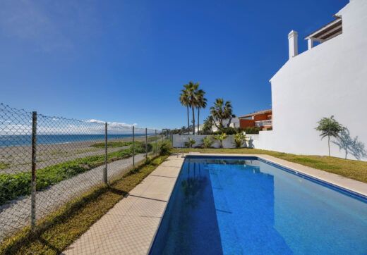 Live frontline beach in the exclusive El Saladillo Beach, Estepona
