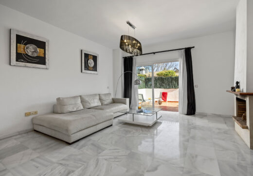 Live frontline beach in the exclusive El Saladillo Beach, Estepona