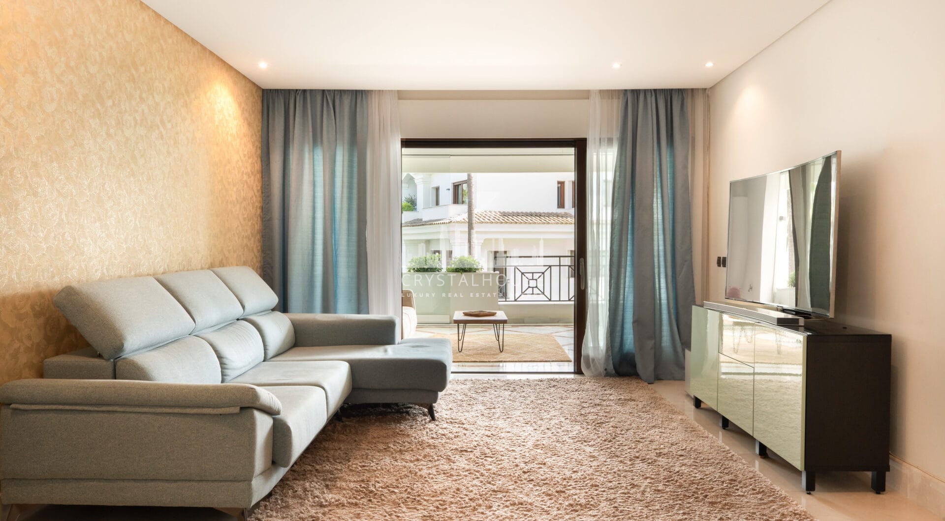 Frontline beach apartment in Doncella Beach, Estepona