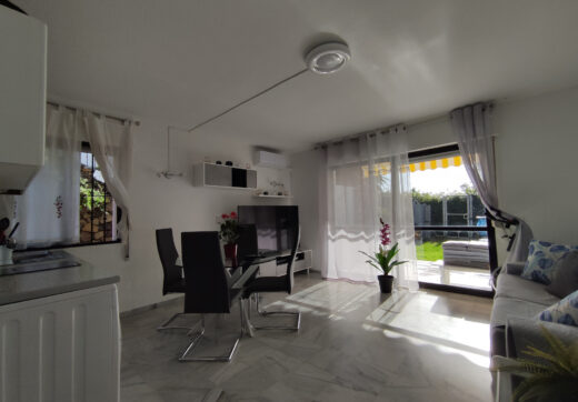 Charming ground-floor apartment in Buenas Noches, Estepona.
