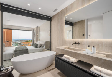 Artful 4-Bedroom Elevated Ground Floor Apartment with Panoramic Sea Views in Les Belvederes, La Cerquilla – Nueva Andalucía