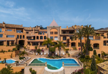 Artful 4-Bedroom Elevated Ground Floor Apartment with Panoramic Sea Views in Les Belvederes, La Cerquilla – Nueva Andalucía