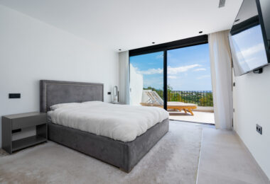 Elegant Renovated Townhouse on Frontline La Quinta Golf with Spectacular Views
