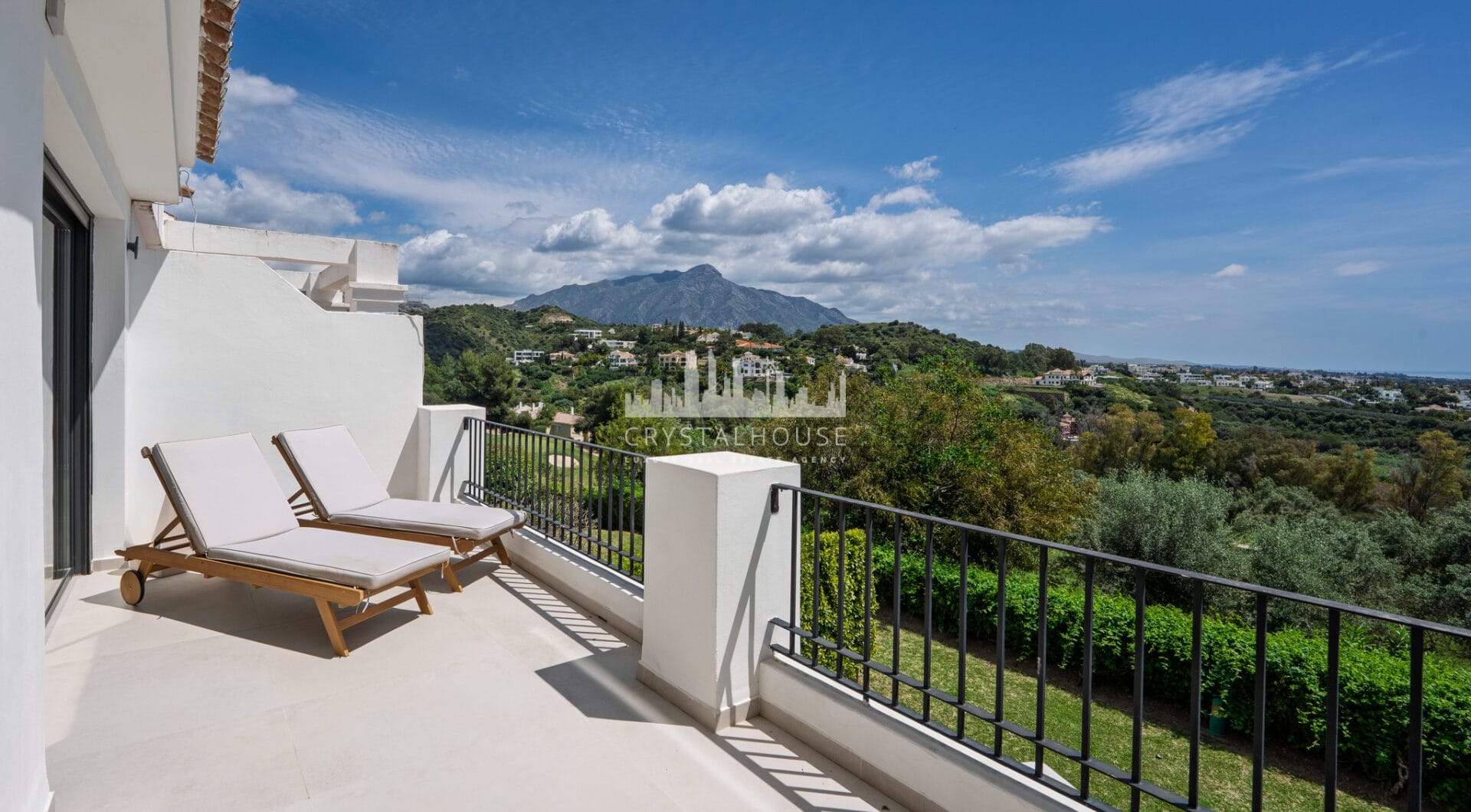 Elegant Renovated Townhouse on Frontline La Quinta Golf with Spectacular Views