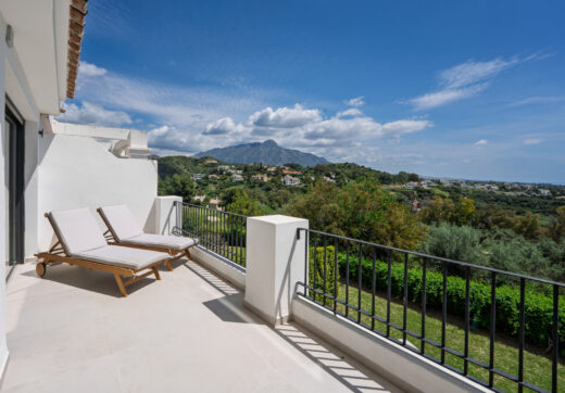 Elegant Renovated Townhouse on Frontline La Quinta Golf with Spectacular Views