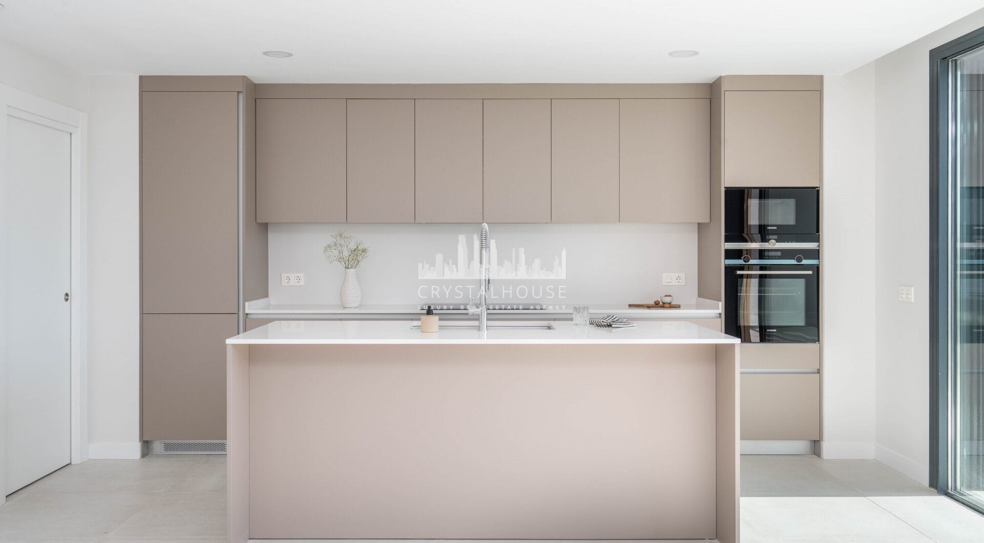 Fantastic brand new 3 bed in Evergreen - with spectacular sea views from living area