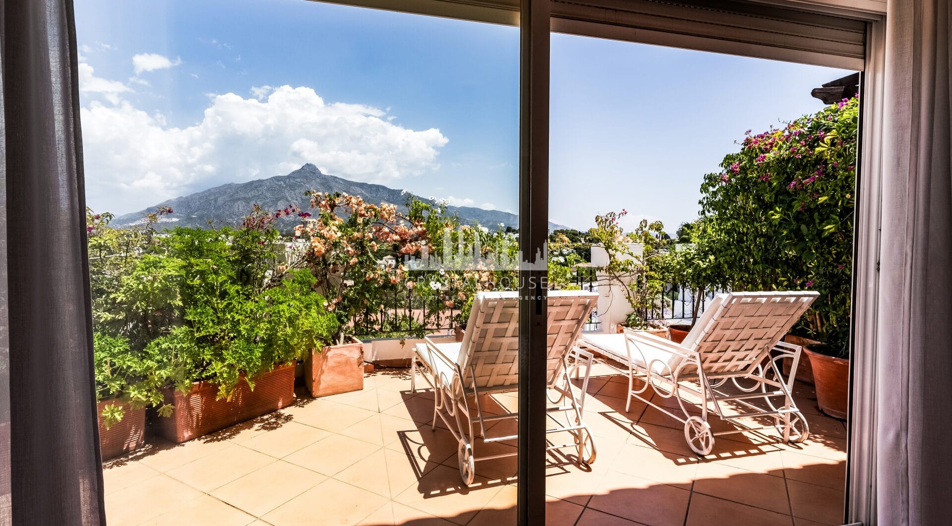 Incredible property with panoramic views!