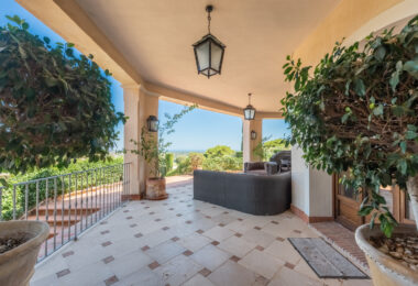 A superb villa built on an elevated site with outstanding panoramic views over golf courses to mountains and the sea.