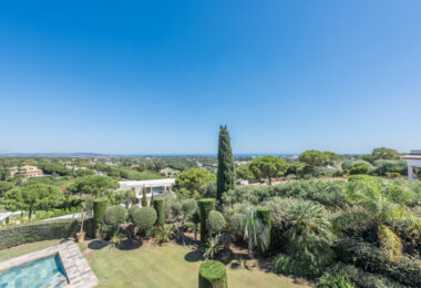 A superb villa built on an elevated site with outstanding panoramic views over golf courses to mountains and the sea.