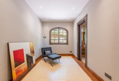 A superb villa built on an elevated site with outstanding panoramic views over golf courses to mountains and the sea.