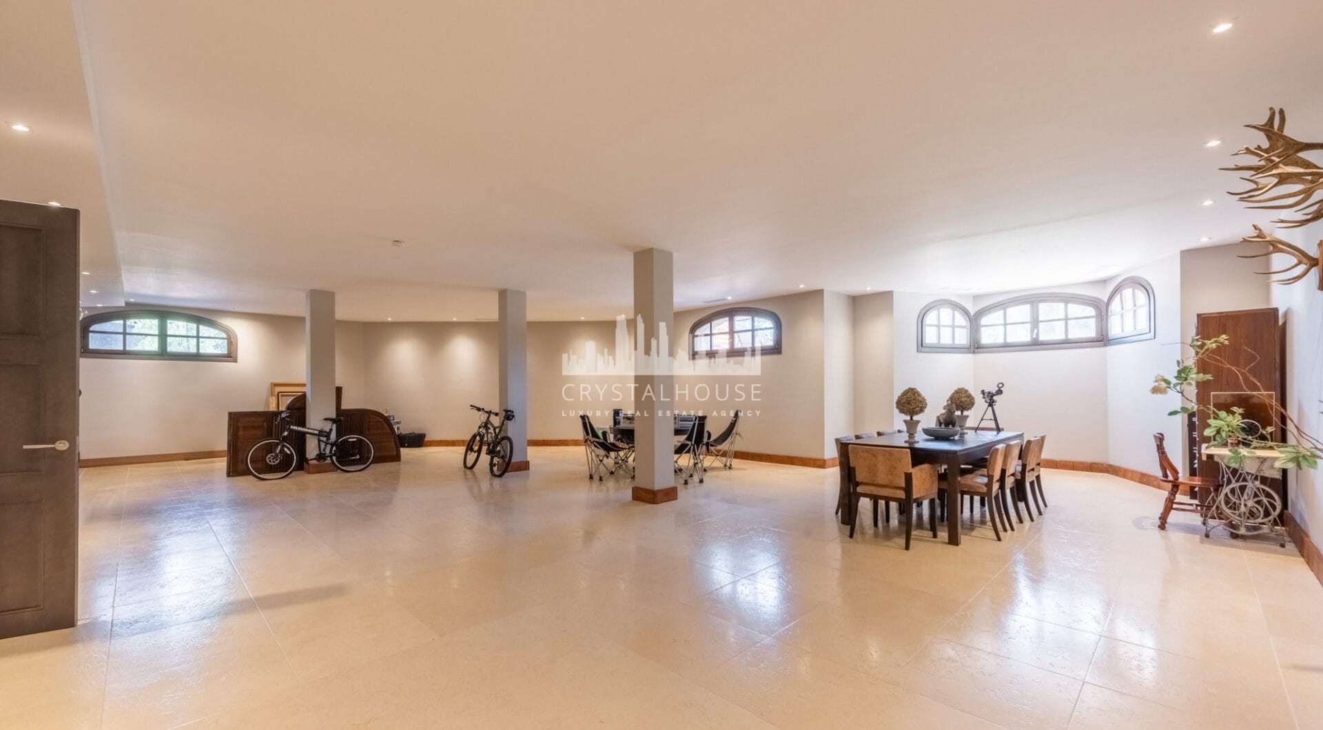 A superb villa built on an elevated site with outstanding panoramic views over golf courses to mountains and the sea.