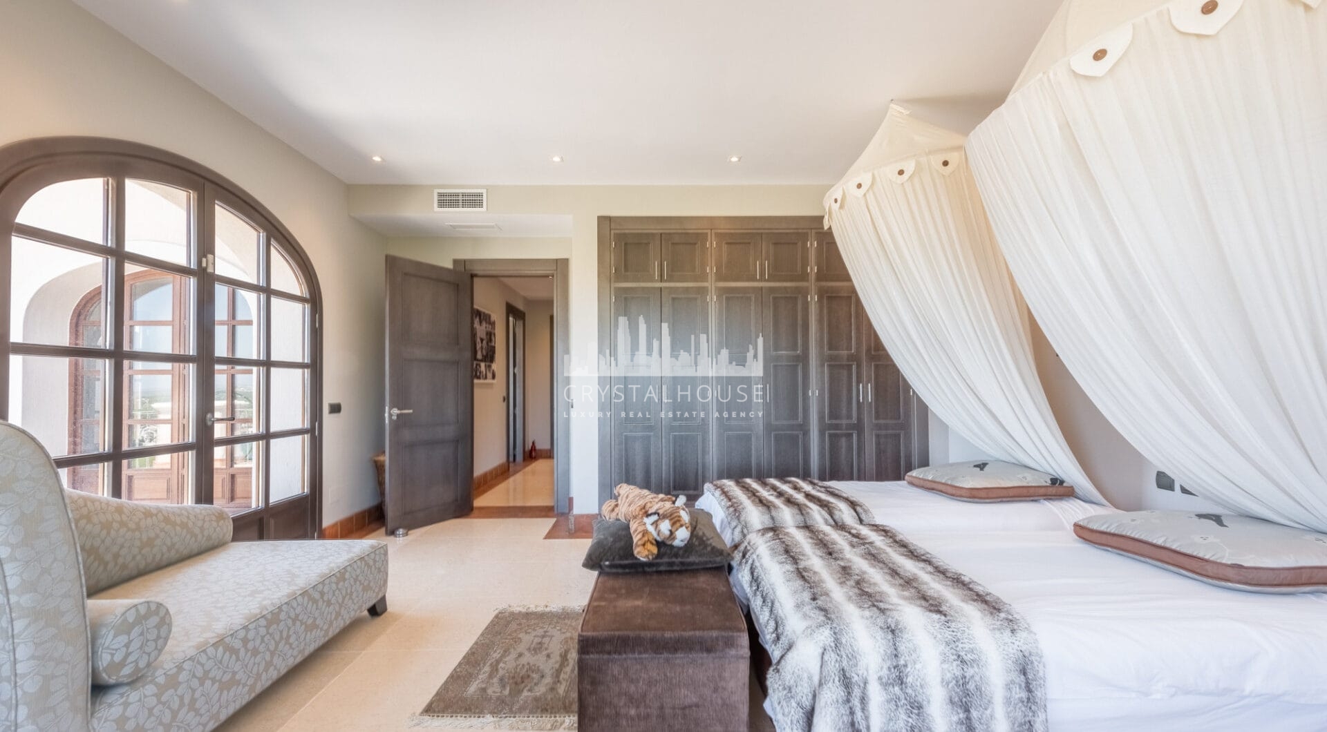A superb villa built on an elevated site with outstanding panoramic views over golf courses to mountains and the sea.