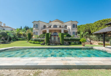 A superb villa built on an elevated site with outstanding panoramic views over golf courses to mountains and the sea.