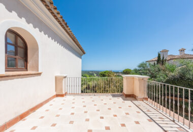 A superb villa built on an elevated site with outstanding panoramic views over golf courses to mountains and the sea.
