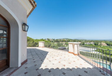 A superb villa built on an elevated site with outstanding panoramic views over golf courses to mountains and the sea.