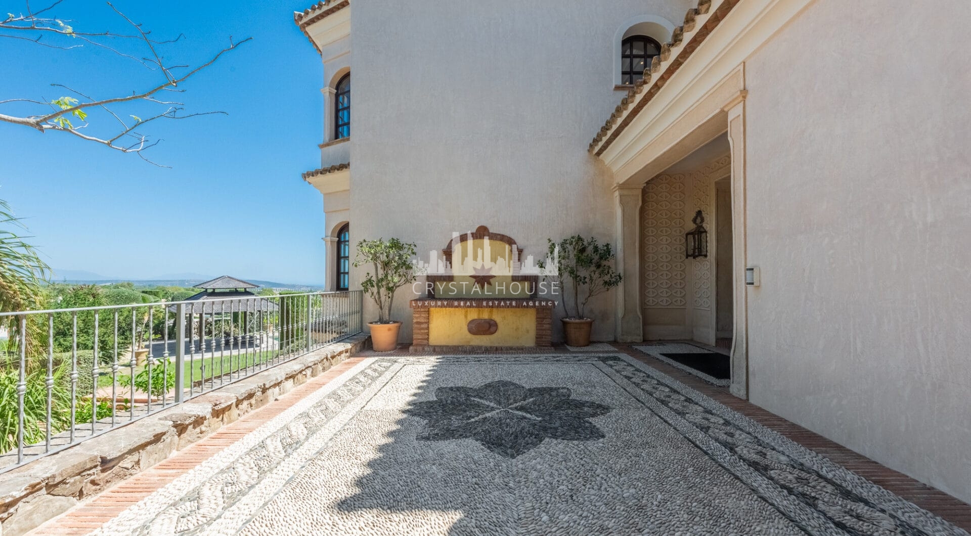 A superb villa built on an elevated site with outstanding panoramic views over golf courses to mountains and the sea.