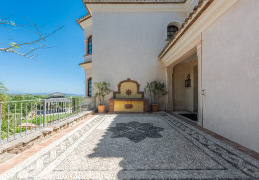 A superb villa built on an elevated site with outstanding panoramic views over golf courses to mountains and the sea.