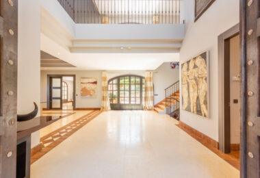 A superb villa built on an elevated site with outstanding panoramic views over golf courses to mountains and the sea.