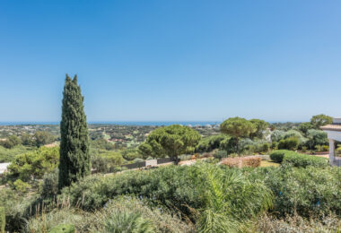 A superb villa built on an elevated site with outstanding panoramic views over golf courses to mountains and the sea.